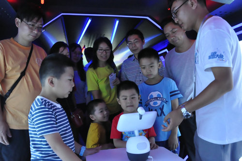 百度人工智能AI大巴駛向南京科技館！