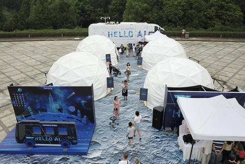 “旅行者號(hào)”AI大巴帶著人工智能駛?cè)肽暇┛萍拣^