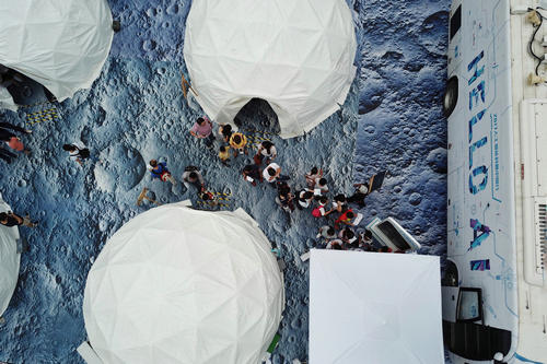 “旅行者號(hào)”AI大巴帶著人工智能駛?cè)肽暇┛萍拣^