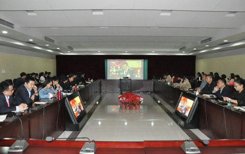 南京科技館干部職工收看十九大開(kāi)幕盛況