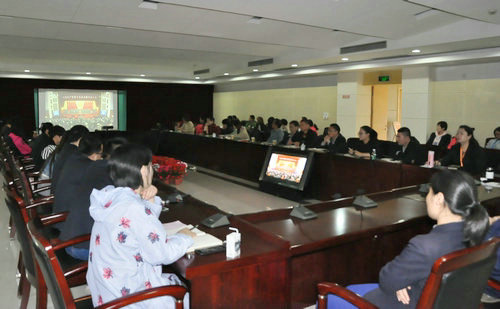 南京科技館干部職工收看十九大開(kāi)幕盛況