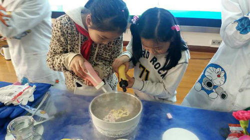 南京科技館實驗秀《-196℃的誘惑》亮相校園掀熱潮