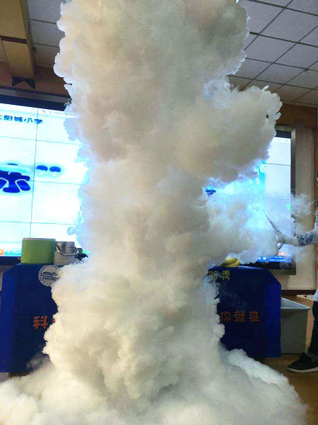 南京科技館實驗秀《-196℃的誘惑》亮相校園掀熱潮