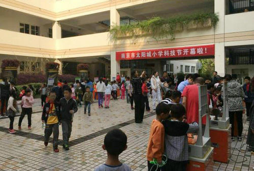 “指尖上的科學(xué)·流動科技館”科普大篷車走進太陽城小學(xué)