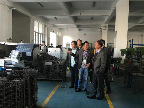 市科協(xié)莊文輝副主席率展區(qū)改造小組赴合肥展品公司考察