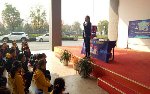 南京科技館科學(xué)課《紙堅(jiān)強(qiáng)》首進(jìn)南京青奧村小學(xué)