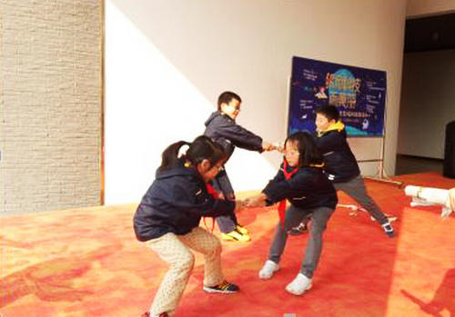 南京科技館科學(xué)課《紙堅(jiān)強(qiáng)》首進(jìn)南京青奧村小學(xué)