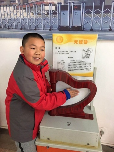 我館科普大篷車走進(jìn)金陵小學(xué)