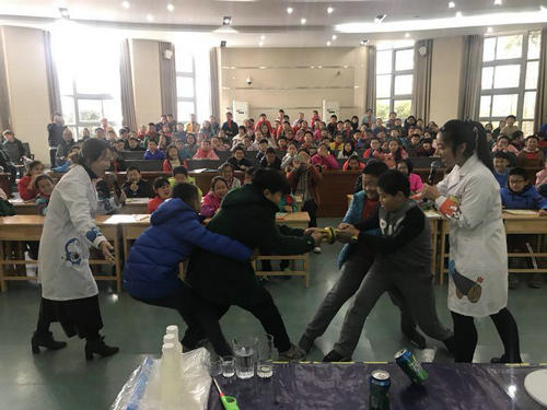 南京科技館實(shí)驗(yàn)劇目《挑戰(zhàn)不可能》走進(jìn)南師附中新城小學(xué)