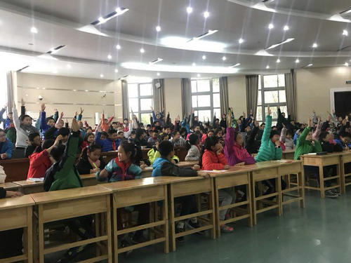 南京科技館實(shí)驗(yàn)劇目《挑戰(zhàn)不可能》走進(jìn)南師附中新城小學(xué)