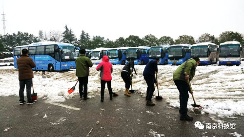 瑞雪兆豐年，勞動展風采——南京科技館開展掃雪活動