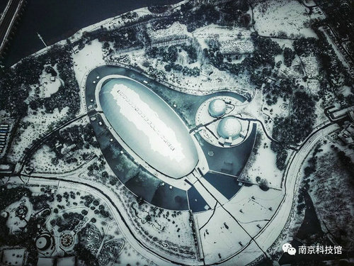 雪中的南京科技館，雪中的你們