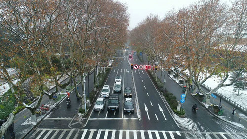 雪中的南京科技館，雪中的你們