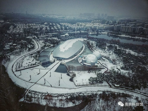 雪中的南京科技館，雪中的你們