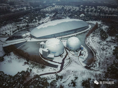 雪中的南京科技館，雪中的你們