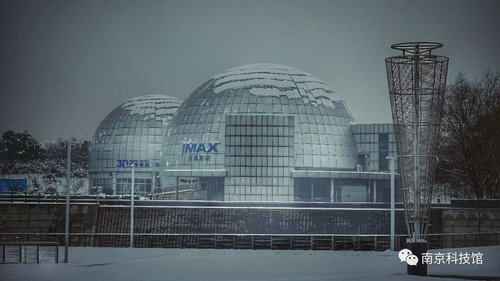 雪中的南京科技館，雪中的你們