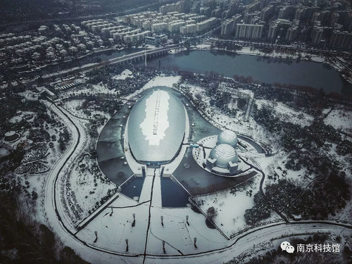 雪中的南京科技館，雪中的你們