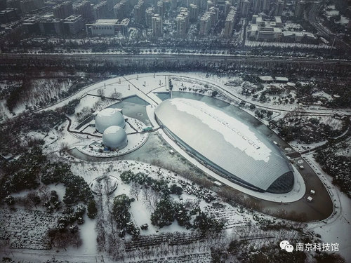 雪中的南京科技館，雪中的你們