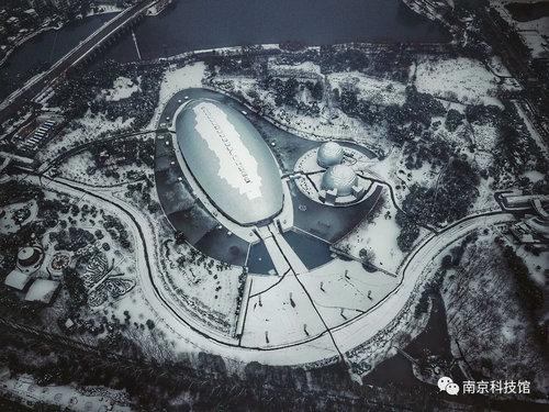 雪中的南京科技館，雪中的你們