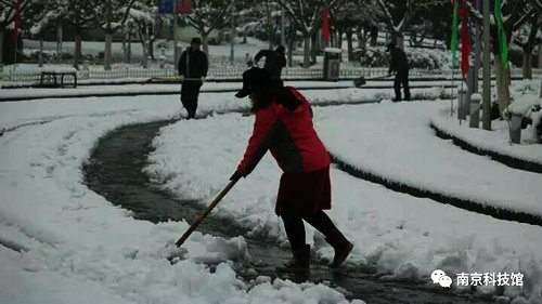 雪中的南京科技館，雪中的你們