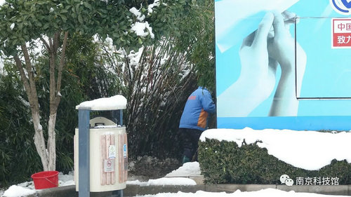 雪中的南京科技館，雪中的你們