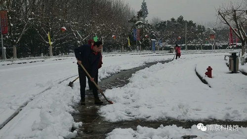 雪中的南京科技館，雪中的你們