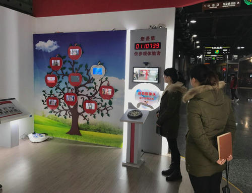 紅十字展區(qū)建成交接儀式