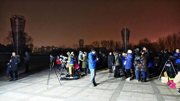 市民們?cè)谖茵^觀測(cè)月全食