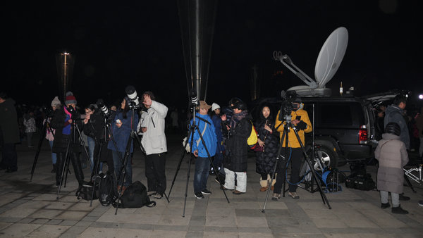 市民們?cè)谖茵^觀測(cè)月全食