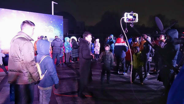 市民們?cè)谖茵^觀測(cè)月全食