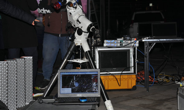 市民們?cè)谖茵^觀測(cè)月全食