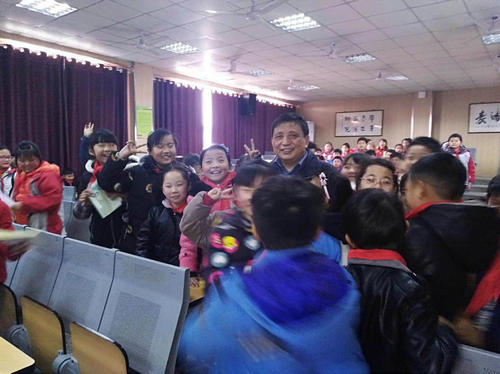 科學(xué)實(shí)驗(yàn)秀《挑戰(zhàn)不可能》走進(jìn)烏江學(xué)校