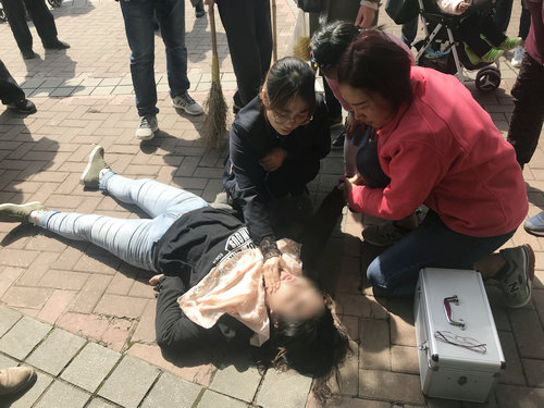 科技館科普工作者活學(xué)活用應(yīng)急救助法幫游客脫險(xiǎn)