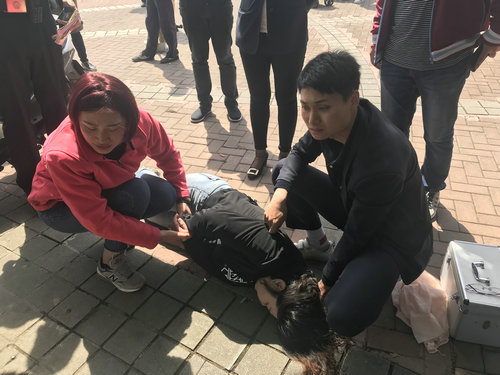 科技館科普工作者活學(xué)活用應(yīng)急救助法幫游客脫險(xiǎn)