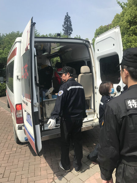 科技館科普工作者活學(xué)活用應(yīng)急救助法幫游客脫險(xiǎn)