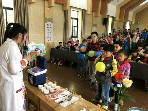 實(shí)驗(yàn)秀《-196°C的誘惑》走進(jìn)光華東街小學(xué)