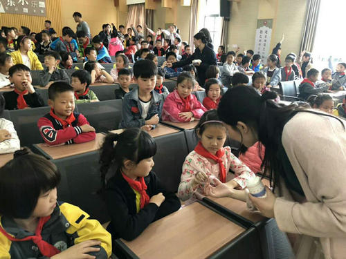 實(shí)驗(yàn)秀《-196°C的誘惑》走進(jìn)光華東街小學(xué)