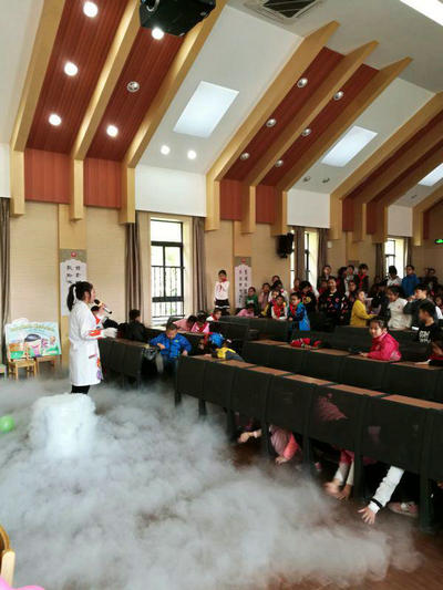 實(shí)驗(yàn)秀《-196°C的誘惑》走進(jìn)光華東街小學(xué)