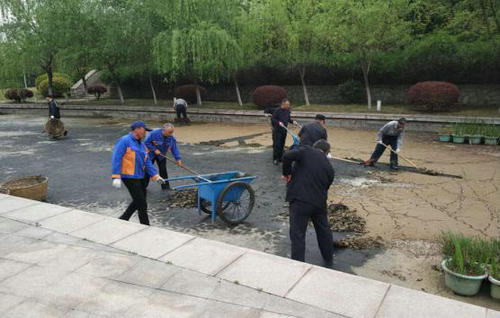 湖床清淤，讓鏡湖水清如許