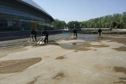 湖床清淤，讓鏡湖水清如許