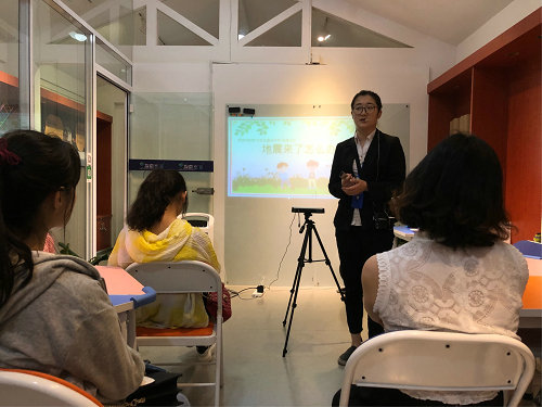 我館面向幼兒教師開展地震逃生技能培訓(xùn)