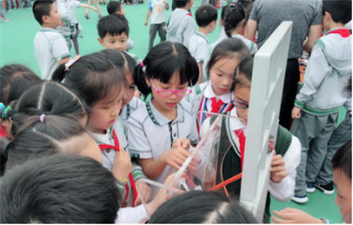 車載科普教育活動(dòng)亮相樹人小學(xué)