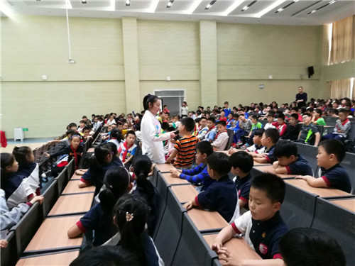 《電之初體驗(yàn)》首進(jìn)校園受追捧