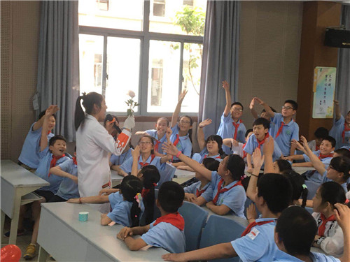 南京科技館精彩實(shí)驗(yàn)秀助力校園科技嘉年華活動(dòng)