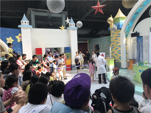 南京科技館玩轉(zhuǎn)科學(xué)課帶你揭秘“重心”