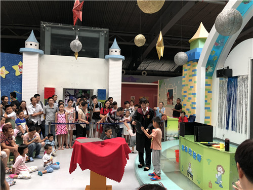 盛夏時分，科學(xué)實(shí)驗(yàn)秀《光影魔術(shù)師》火熱來襲