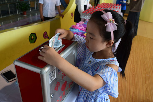 愛心義賣活動在南京科技館舉行