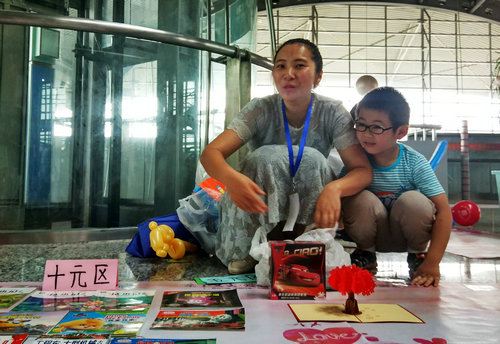 愛心義賣活動在南京科技館舉行