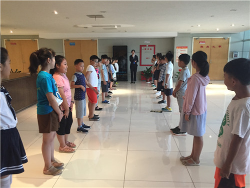 南京科技館科普傳播小使者率先體驗基礎科學展區(qū)