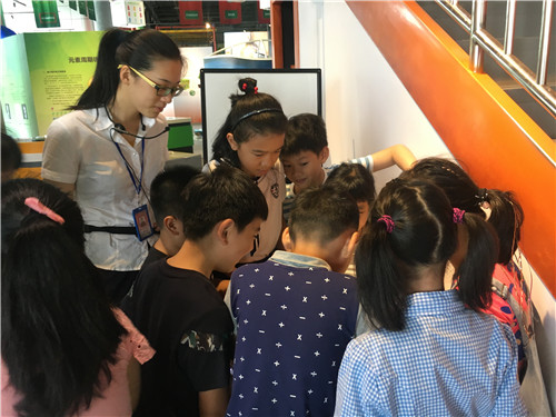 南京科技館科普傳播小使者率先體驗基礎科學展區(qū)